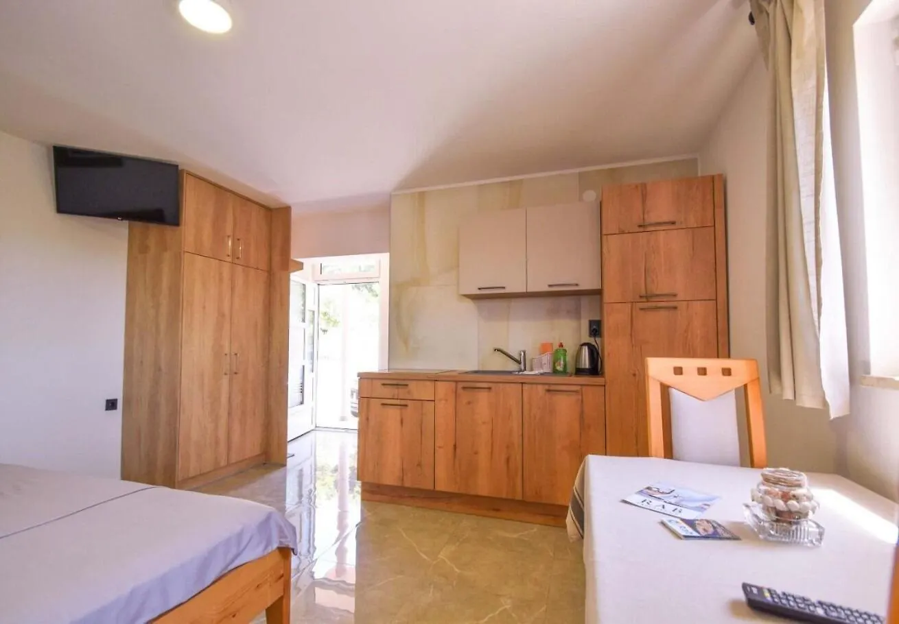 Apartments Lidija Banjol 0*,